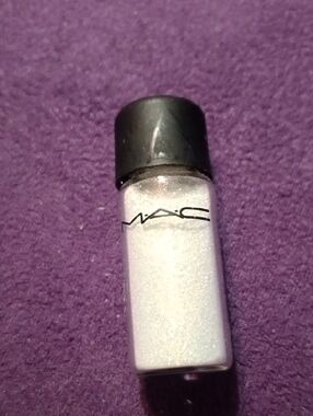 MAC Cosmetics Loose Shimmer Pigment in Iridescent Lavender Pearl